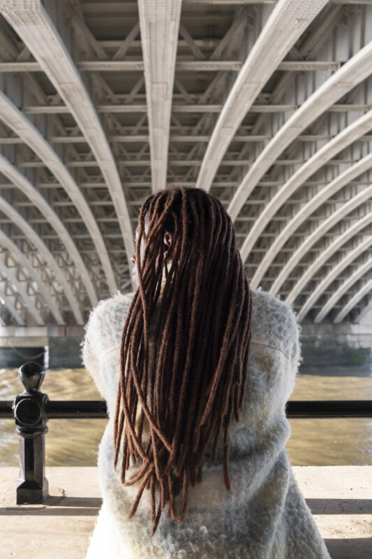 afro dread locks mit weisse pullover