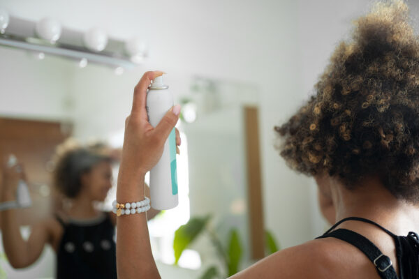 Eine Frau, die ihre Crochet Braids pflegt.