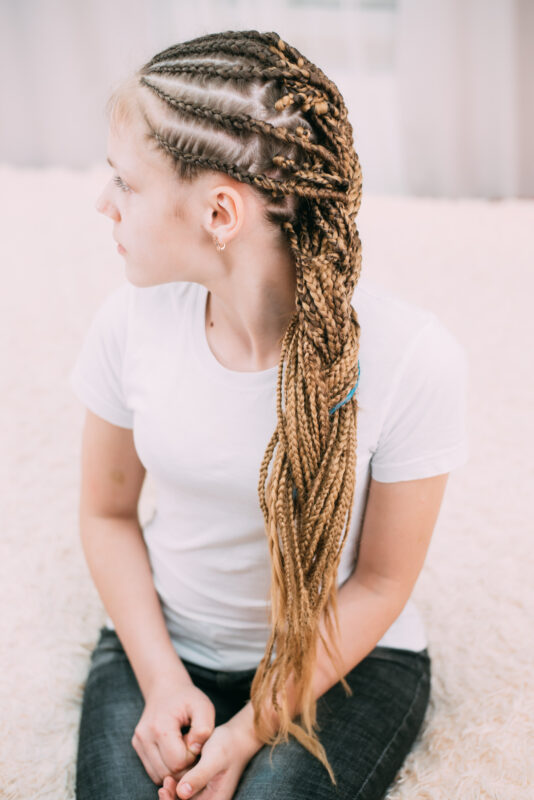 dame mit blonde fulani braids