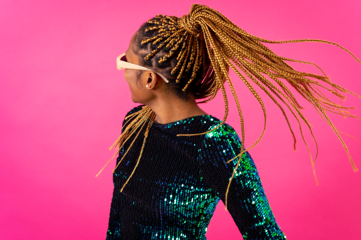 dame mit braids box in geld