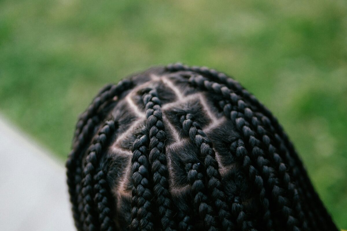 dame mit braids box in rechteck