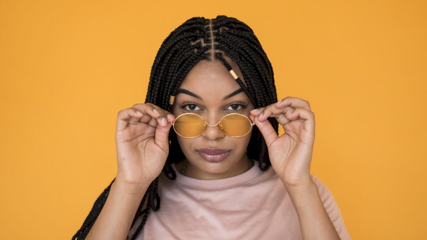 dame mit braids box in schwarz