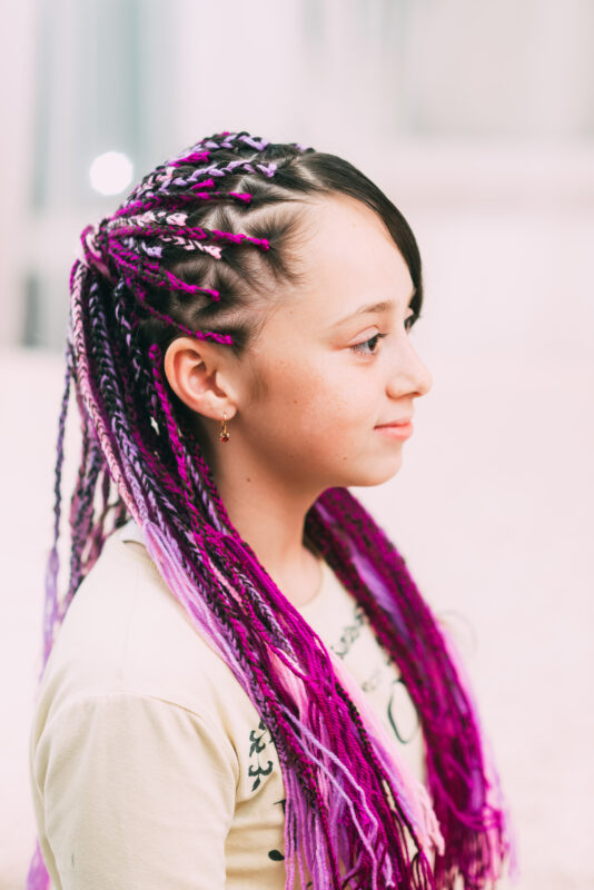 dame mit braids box red color