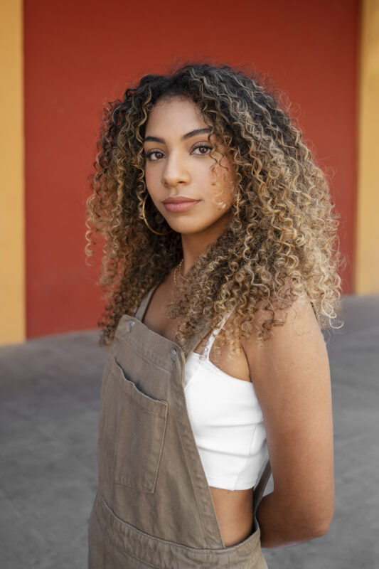 dame mit crochet braids in blond haare