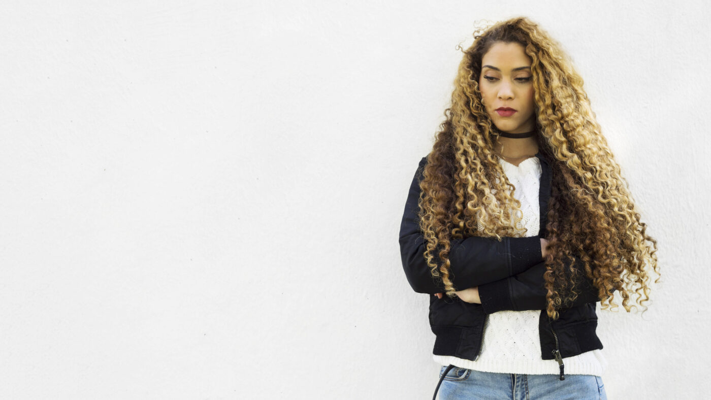 dame mit crochet braids in blonde sczwarze kleidung
