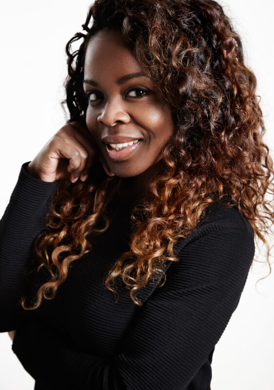 dame mit crochet braids in schwarz Kleidung