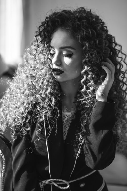 dame mit crochet braids in schwarz blond