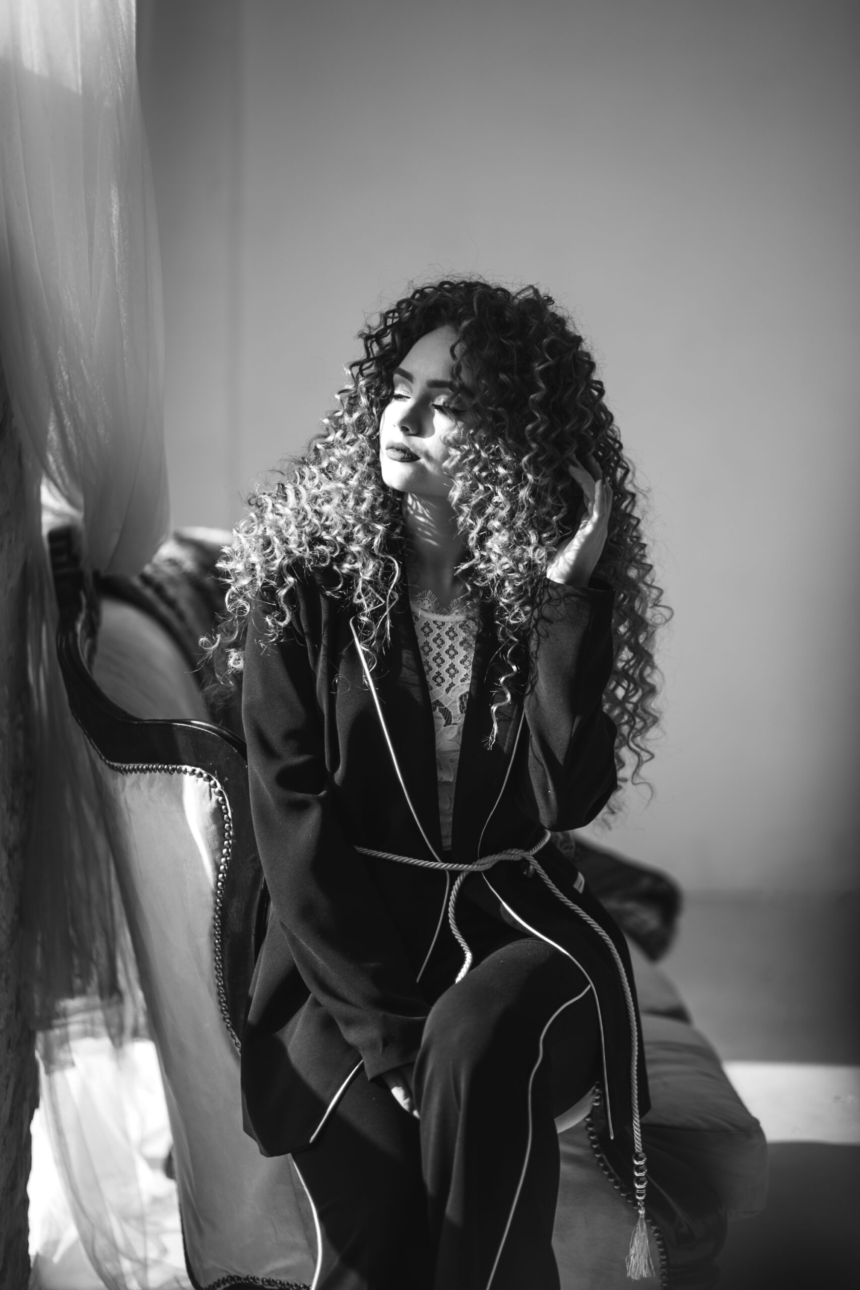 dame mit crochet braids in schwarz blond sitzen