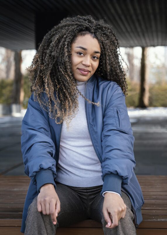 dame mit crochet braids in schwarz und blau djinn