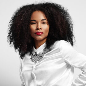 dame mit crochet braids in schwarz und weiss