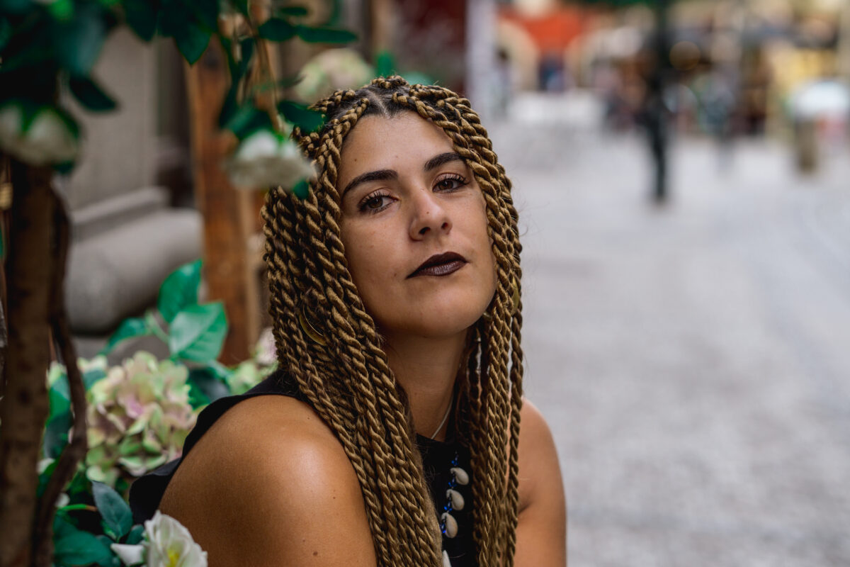 dame mit goldene twist braids