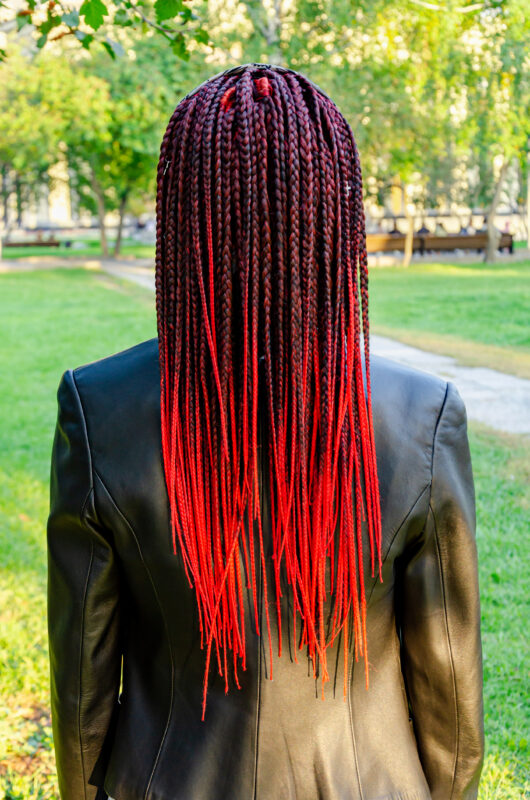 dame mit ombre braids in schwarz und rot