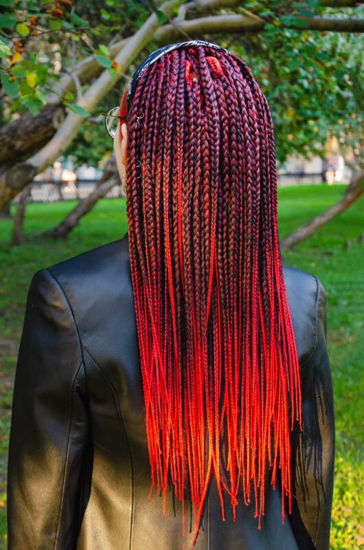 dame mit ombre braids in schwarz und rot -