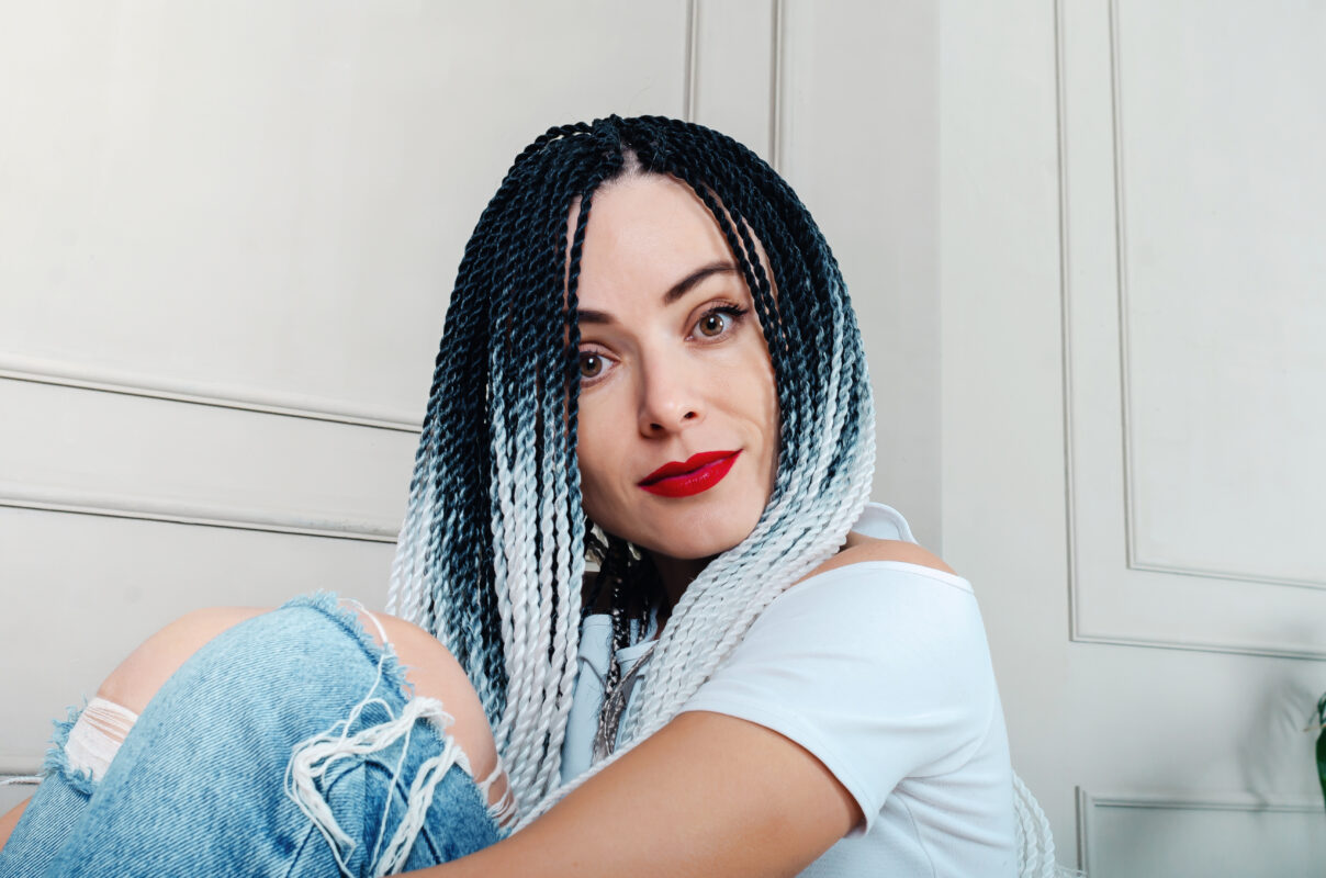 dame mit ombre braids in schwarz und weiss