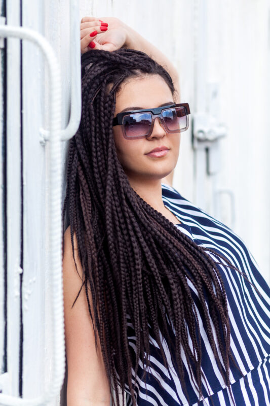 dame mit schwarze brille und twist braids
