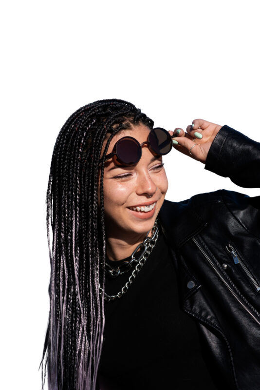 damen mit brille mit ombre braids schwarz und weiss