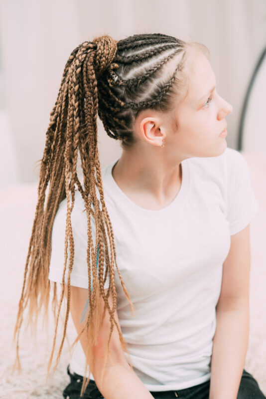 damen mit fulani braids sitzen