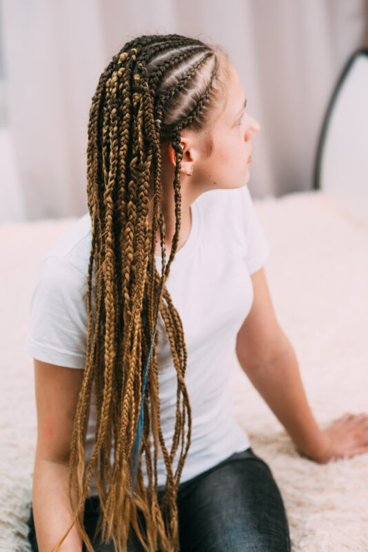 damen mit fulani braids weisse kleidung