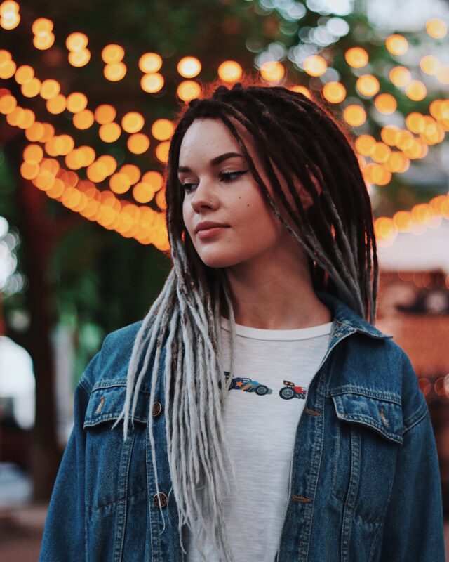 junge dame mit dreadlock schwarz weiss