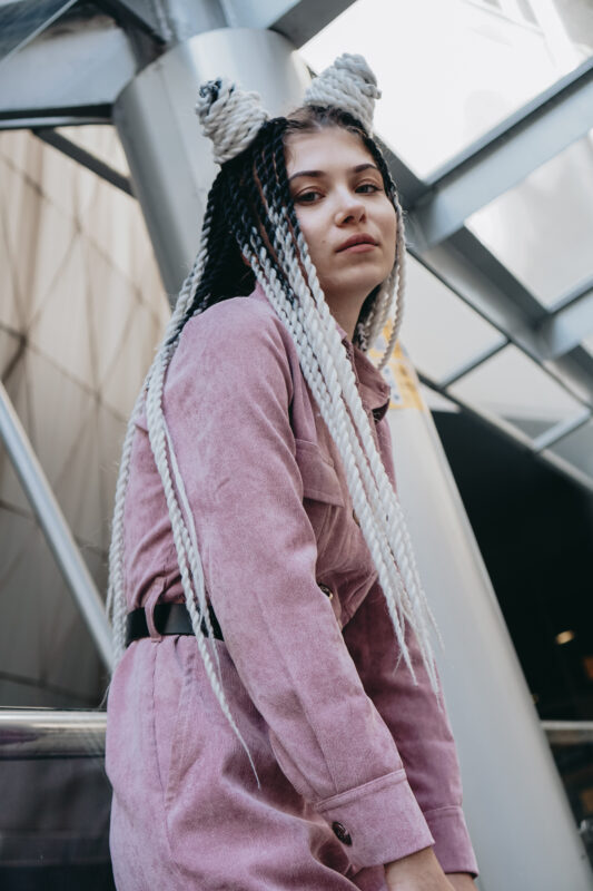junge damen mit twist braids