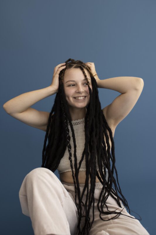 junge frau mit dread lock