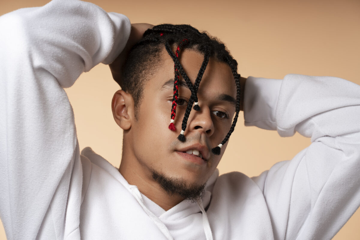 man mit braids mit undercut in schwarz und rot