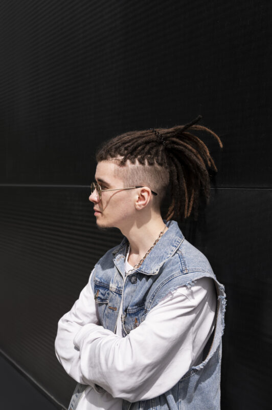 man mit braids mit undercut mit dreadlocks
