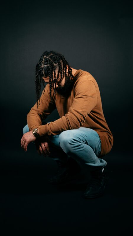 man mit braids mit undercut mit twist