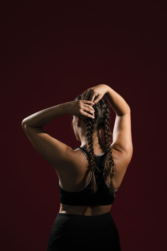 sportiliche damen mit 2 dutch braids